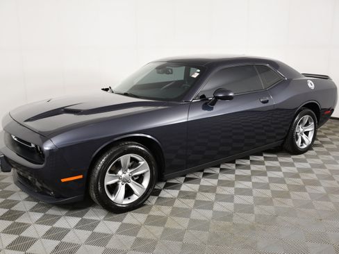 Used 2016 Dodge Challenger SXT RWD image 7