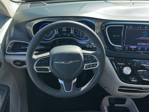Used 2024 Chrysler Pacifica Touring-L image 36
