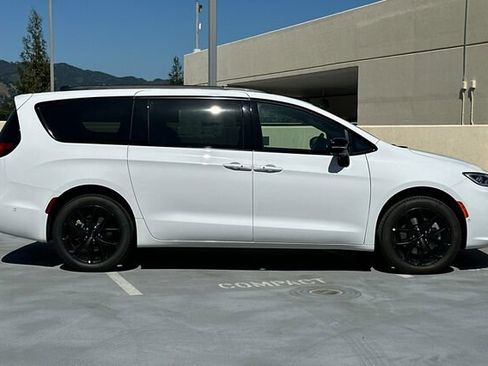 New 2025 Chrysler Pacifica Limited image 3