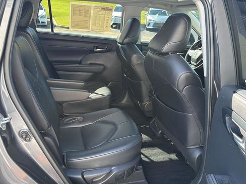 Used 2022 Toyota Highlander XLE FWD image 13