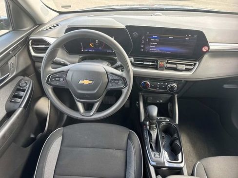 Used 2025 Chevrolet TrailBlazer LT AWD/4WD image 16