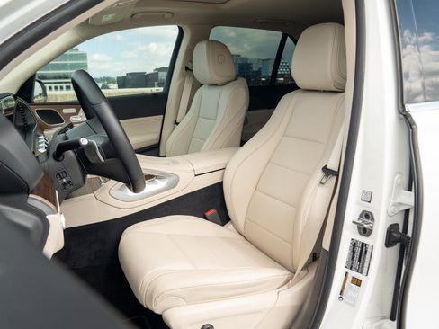 Certified 2025 Mercedes-Benz GLE 450e 4MATIC w/ Driver Assistance Package image 24