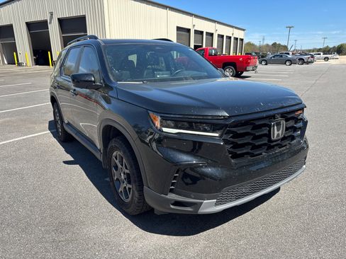 Used 2025 Honda Pilot TrailSport image 4