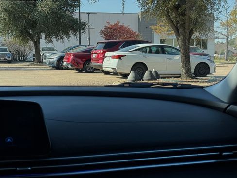 Used 2025 Hyundai Elantra Limited image 35