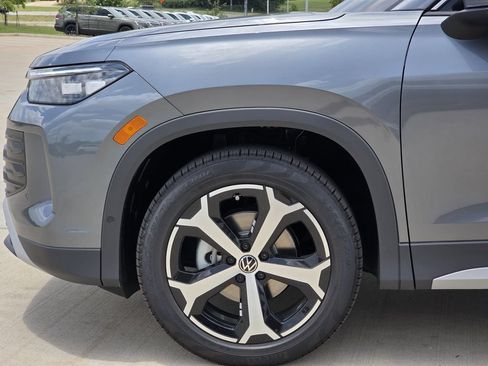 Used 2025 Volkswagen Tiguan SE FWD image 6