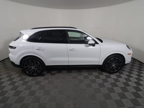 Used 2025 Porsche Cayenne image 8