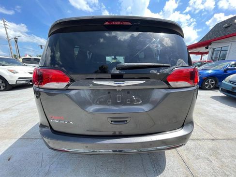 Used 2018 Chrysler Pacifica Touring-L FWD image 8