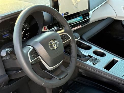 Used 2026 Toyota Sienna XLE FWD image 19