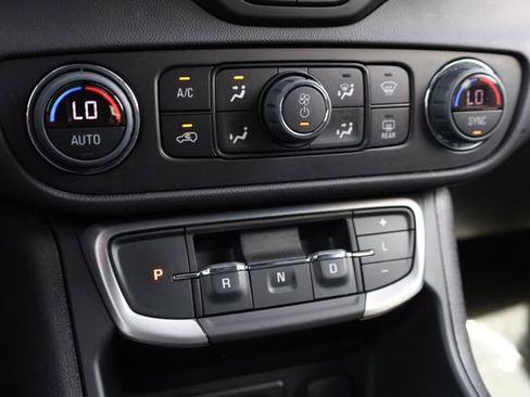 Used 2024 GMC Terrain SLT image 19