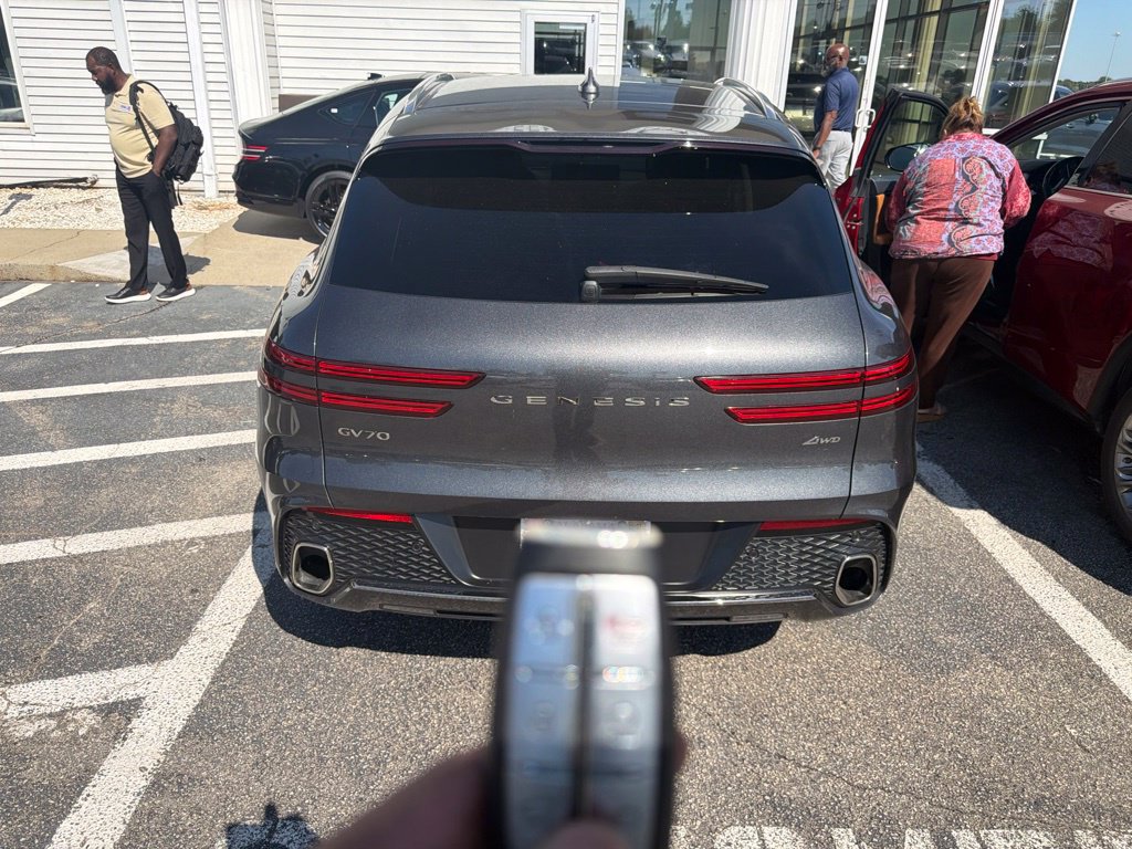 Used 2022 Genesis GV70 2.5T AWD/4WD image 4