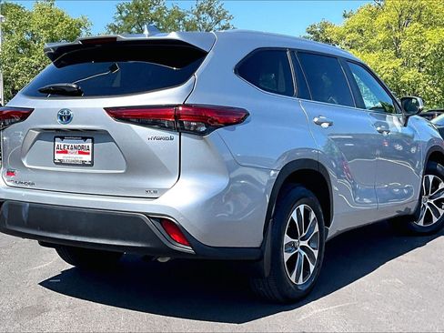 Used 2023 Toyota Highlander XLE AWD/4WD image 12