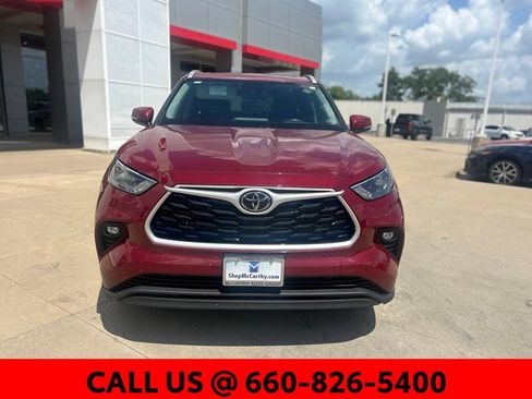 Used 2022 Toyota Highlander XLE AWD/4WD image 3