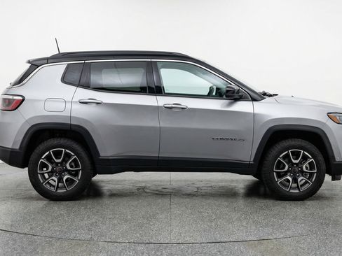 Used 2025 Jeep Compass Trailhawk image 11