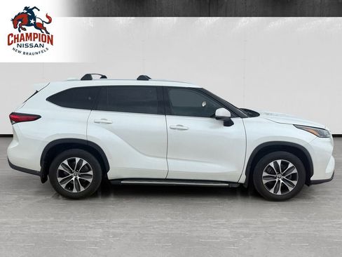 Used 2021 Toyota Highlander XLE FWD image 6