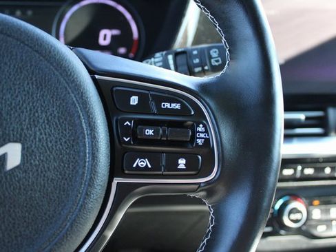 Certified 2022 Kia Niro EX w/ Cold Weather Package image 10