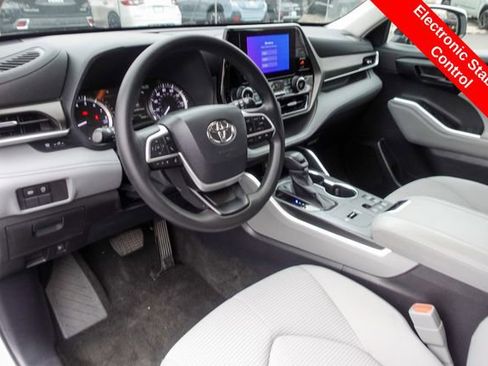 Certified 2023 Toyota Highlander L image 14