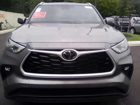 Used 2025 Toyota Highlander XLE FWD image 16