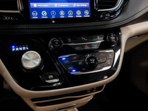 Used 2020 Chrysler Pacifica Limited FWD image 36