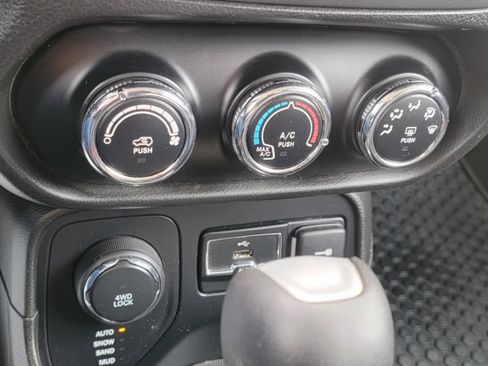 Used 2017 Jeep Renegade Latitude w/ Cold Weather Group image 5