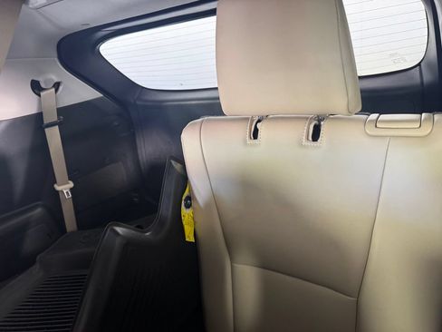 Used 2022 Toyota Highlander XLE FWD image 11