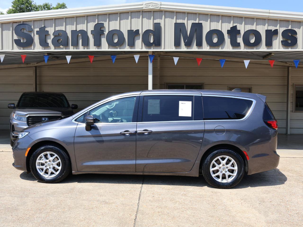 Used 2025 Chrysler Pacifica Select FWD image 2