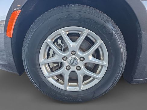 Used 2023 Chrysler Pacifica Touring-L image 15