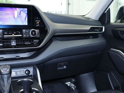 Used 2024 Toyota Highlander XLE AWD/4WD image 26