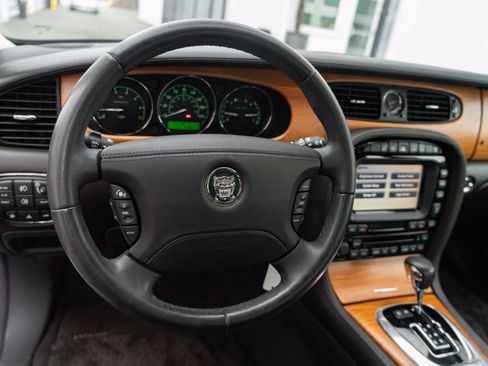 Used 2006 Jaguar XJ Vanden Plas Super V8 Portfolio RWD image 19