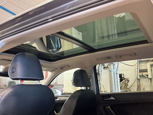 Used 2022 Volkswagen Tiguan SE image 37