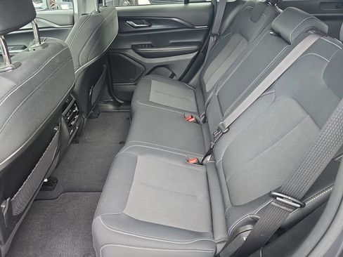 Used 2023 Jeep Grand Cherokee Laredo X image 13