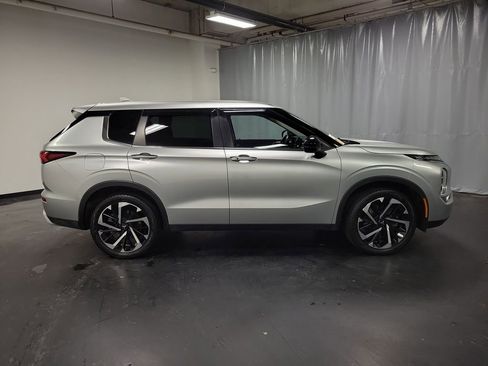 Used 2022 Mitsubishi Outlander SE image 9