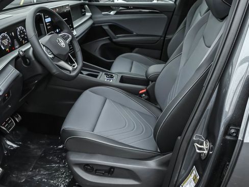 New 2025 Volkswagen Tiguan SE R-Line image 24