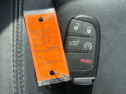 Used 2019 Jeep Grand Cherokee Limited image 12