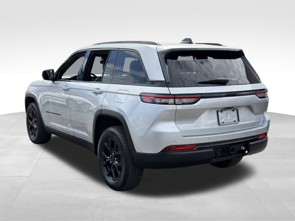 Used 2024 Jeep Grand Cherokee Altitude RWD image 6