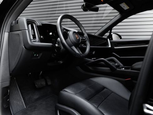 Certified 2024 Porsche Cayenne AWD/4WD image 4