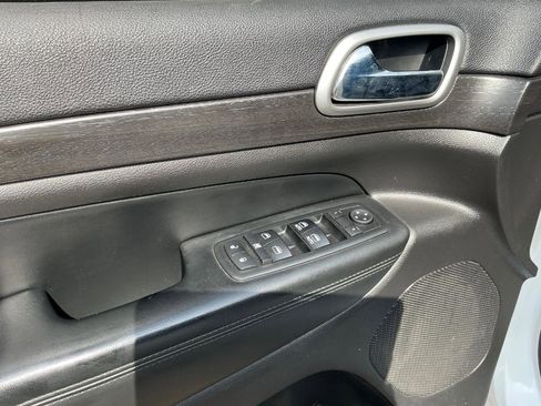 Used 2018 Jeep Grand Cherokee Altitude image 15