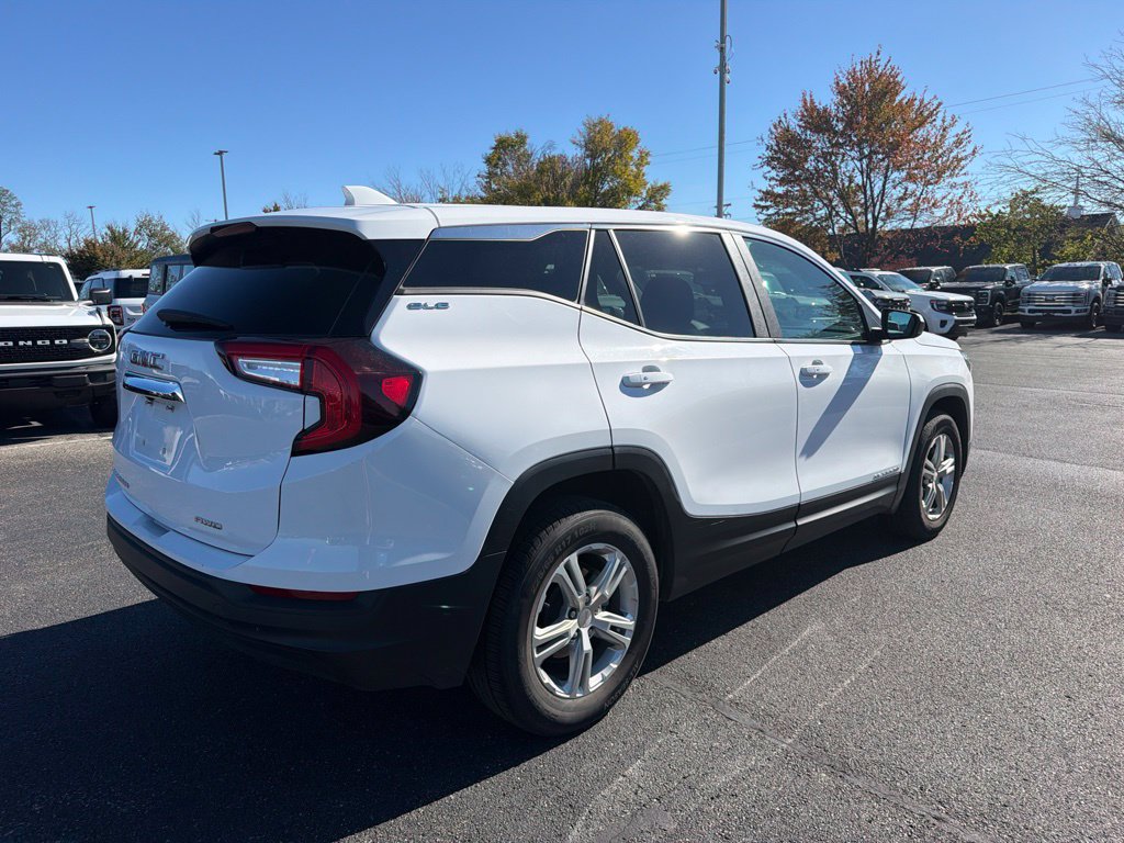 Used 2024 GMC Terrain SLE AWD/4WD image 3