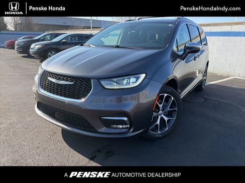 Used 2021 Chrysler Pacifica Limited image 1