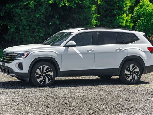 Used 2024 Volkswagen Atlas SE image 3