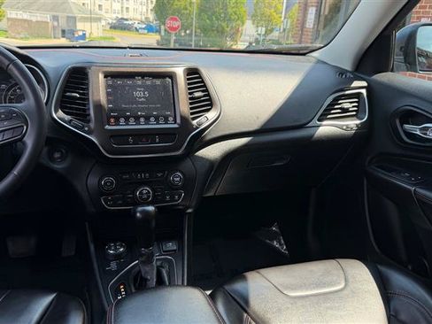 Used 2021 Jeep Cherokee Trailhawk AWD/4WD image 25