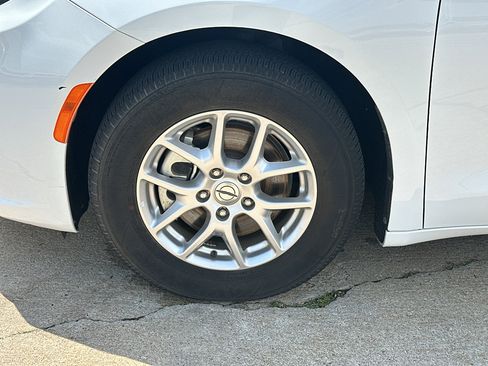 Used 2024 Chrysler Pacifica Touring-L FWD image 3