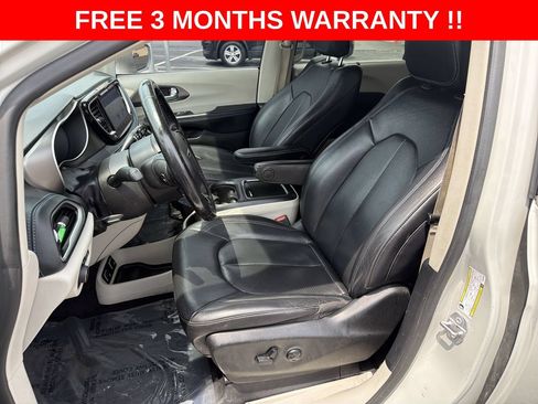 Used 2021 Chrysler Pacifica Touring-L FWD image 14