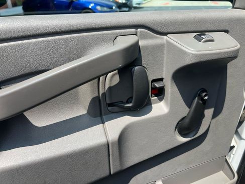 Used 2019 Chevrolet Express 2500 RWD image 15