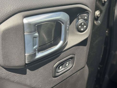 Used 2022 Jeep Gladiator Overland w/ Cold Weather Group AWD/4WD image 18