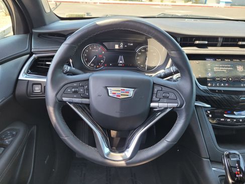 Certified 2025 Cadillac XT6 Premium Luxury FWD image 17