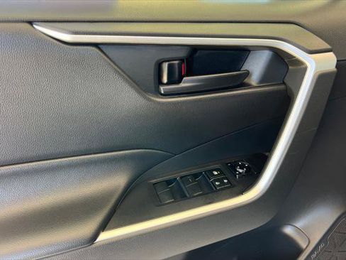 Certified 2022 Toyota RAV4 LE AWD/4WD image 12