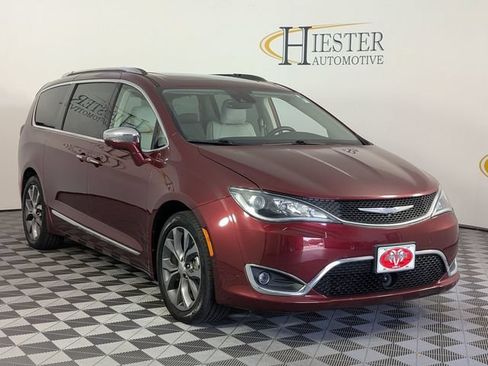 Used 2018 Chrysler Pacifica Limited w/ Tire & Wheel Group FWD image 2