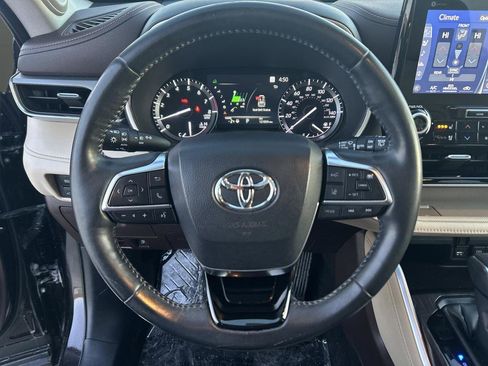 Used 2020 Toyota Highlander Platinum image 16
