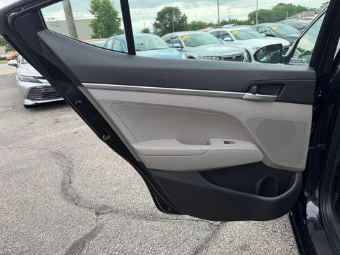 Used 2019 Hyundai Elantra SE FWD image 19
