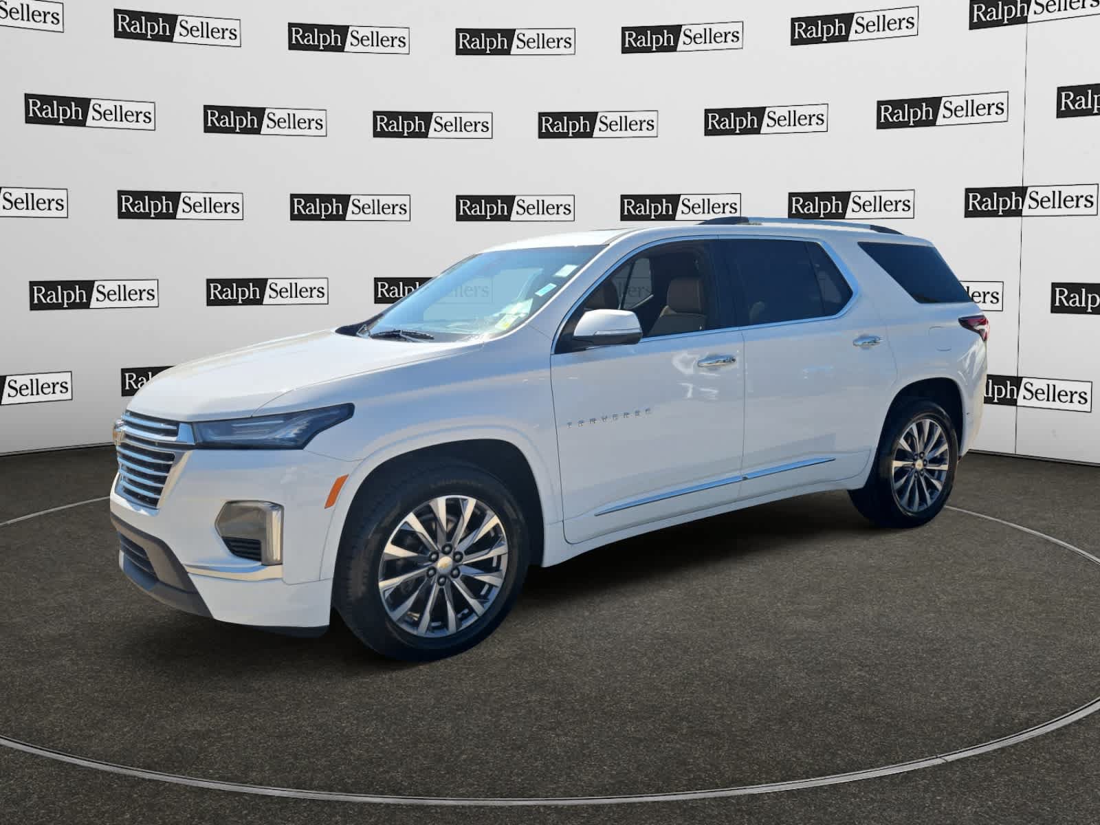 Used 2023 Chevrolet Traverse Premier FWD image 2